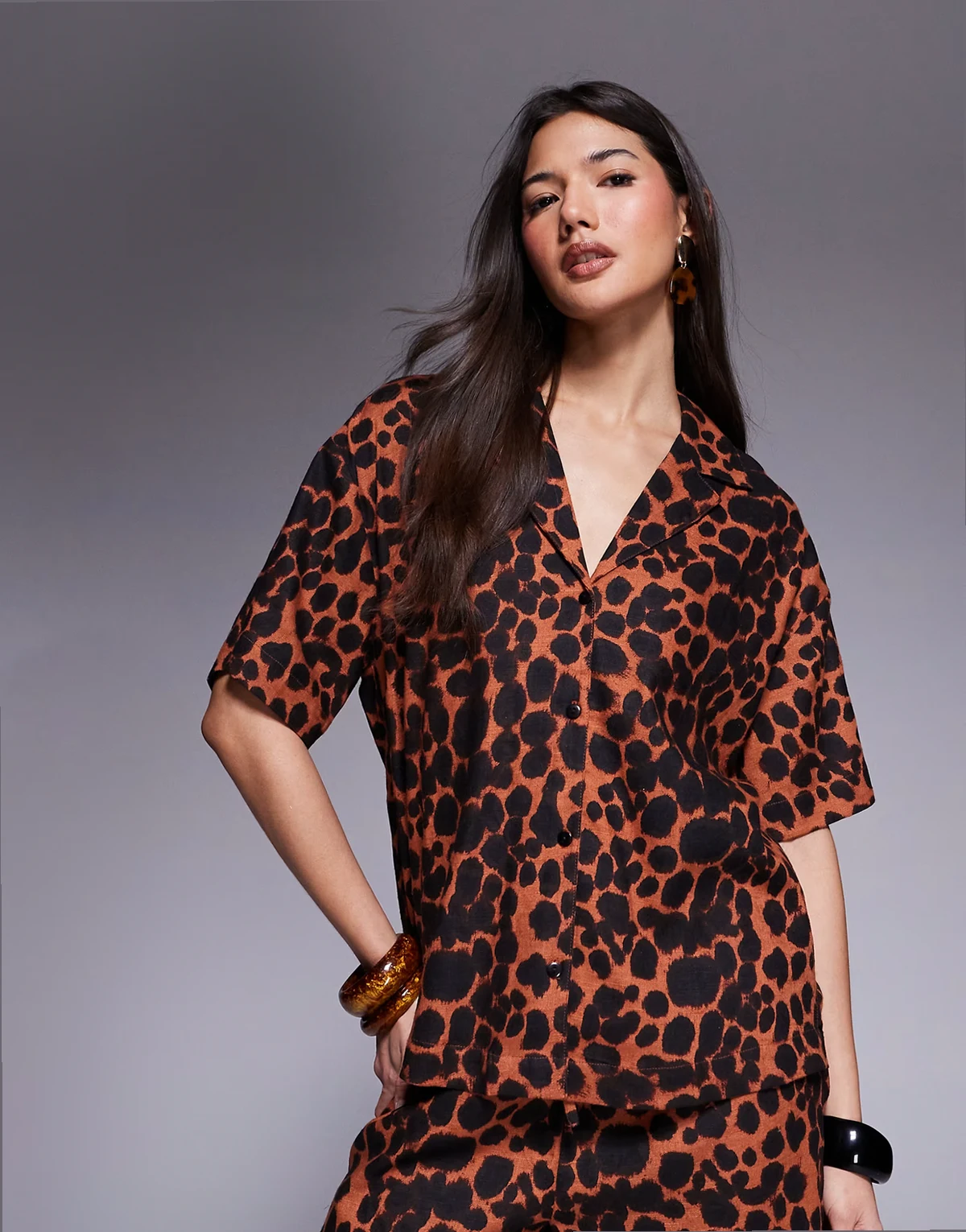 – Leinenhemd mit Reverskragen und Animalprint, Kombiteil