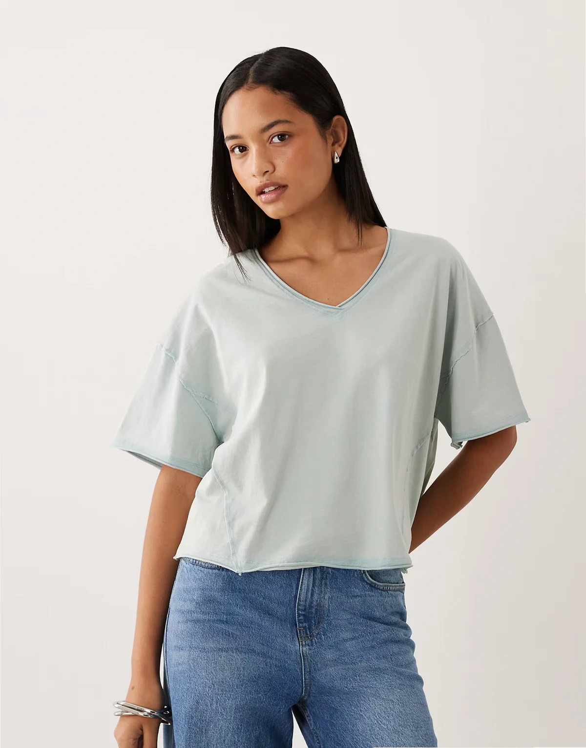 – Lockeres T-Shirt in verwaschenem Blau mit V-Ausschnitt