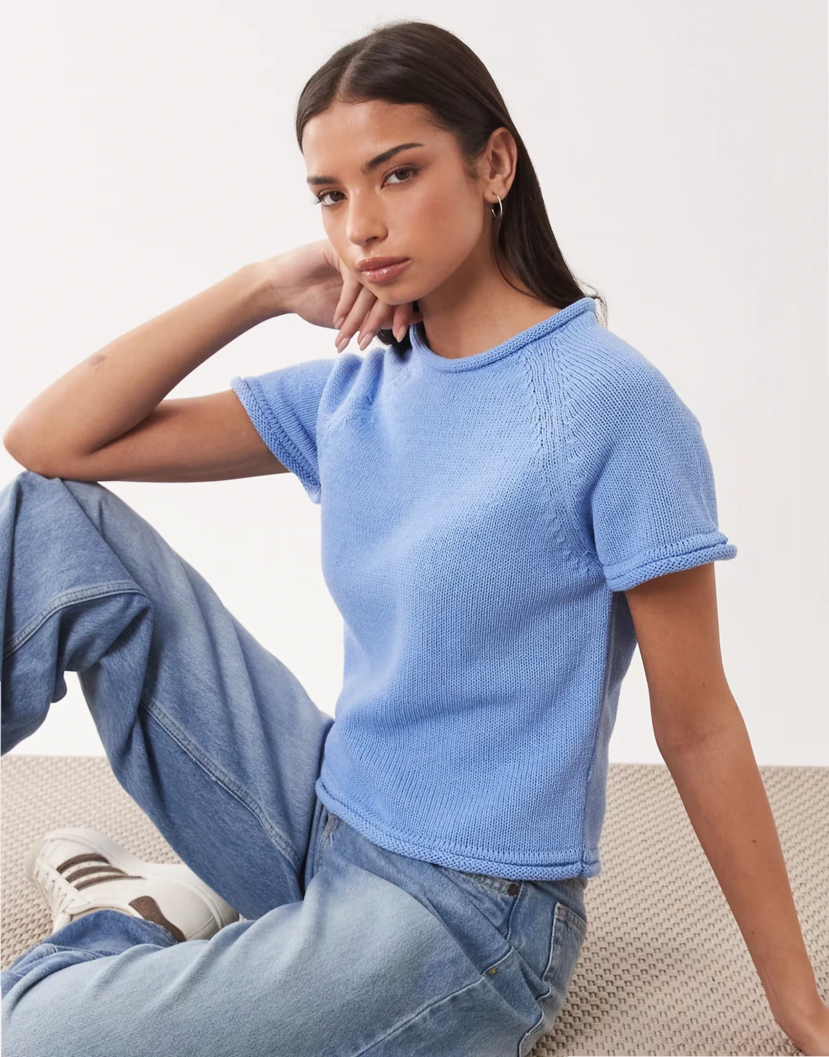 – T-Shirt aus Strick in Hellblau mit U-Boot-Ausschnitt