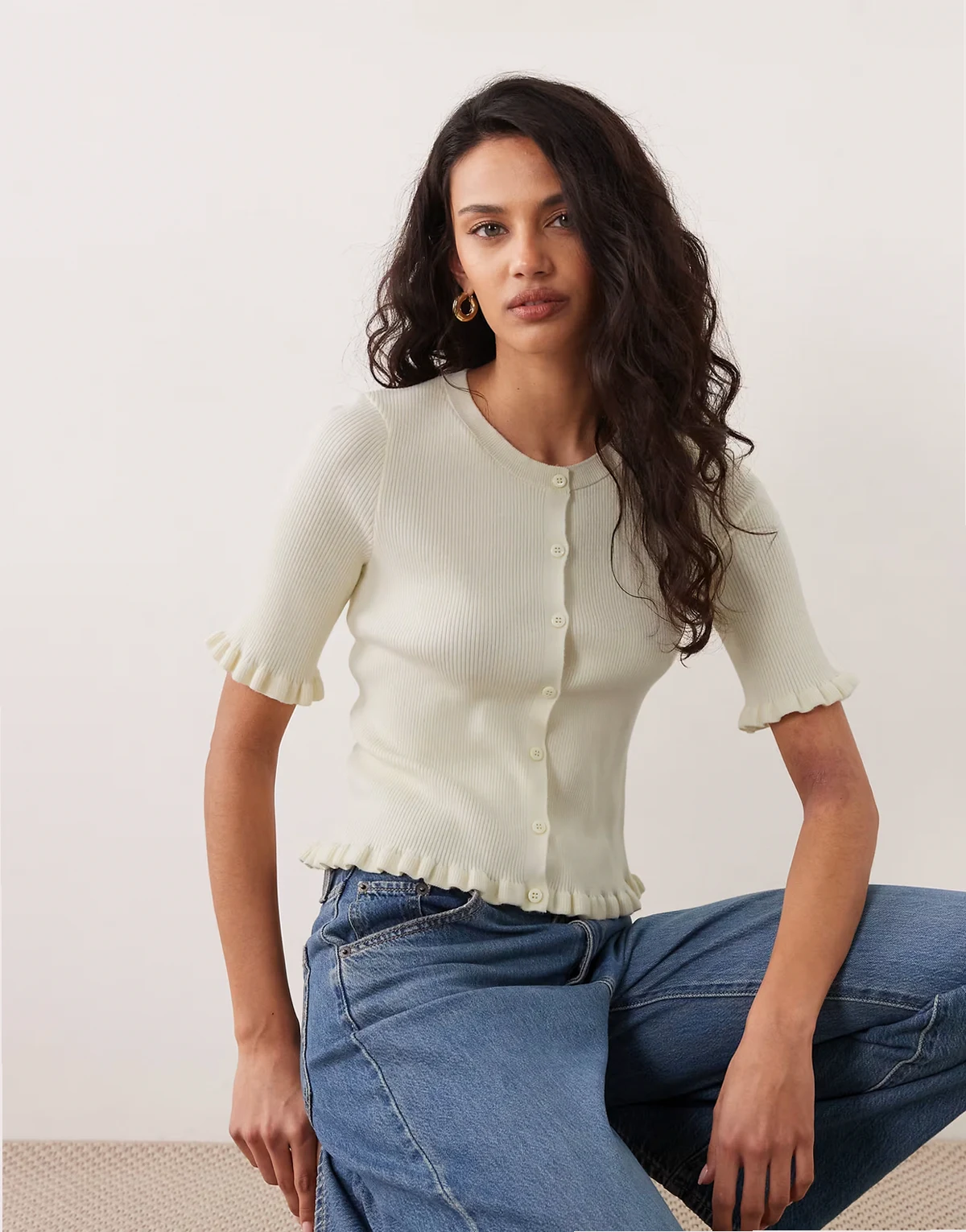– Kurzärmlige Strickjacke in Cremeweiß mit ausgestellten Ärmeln