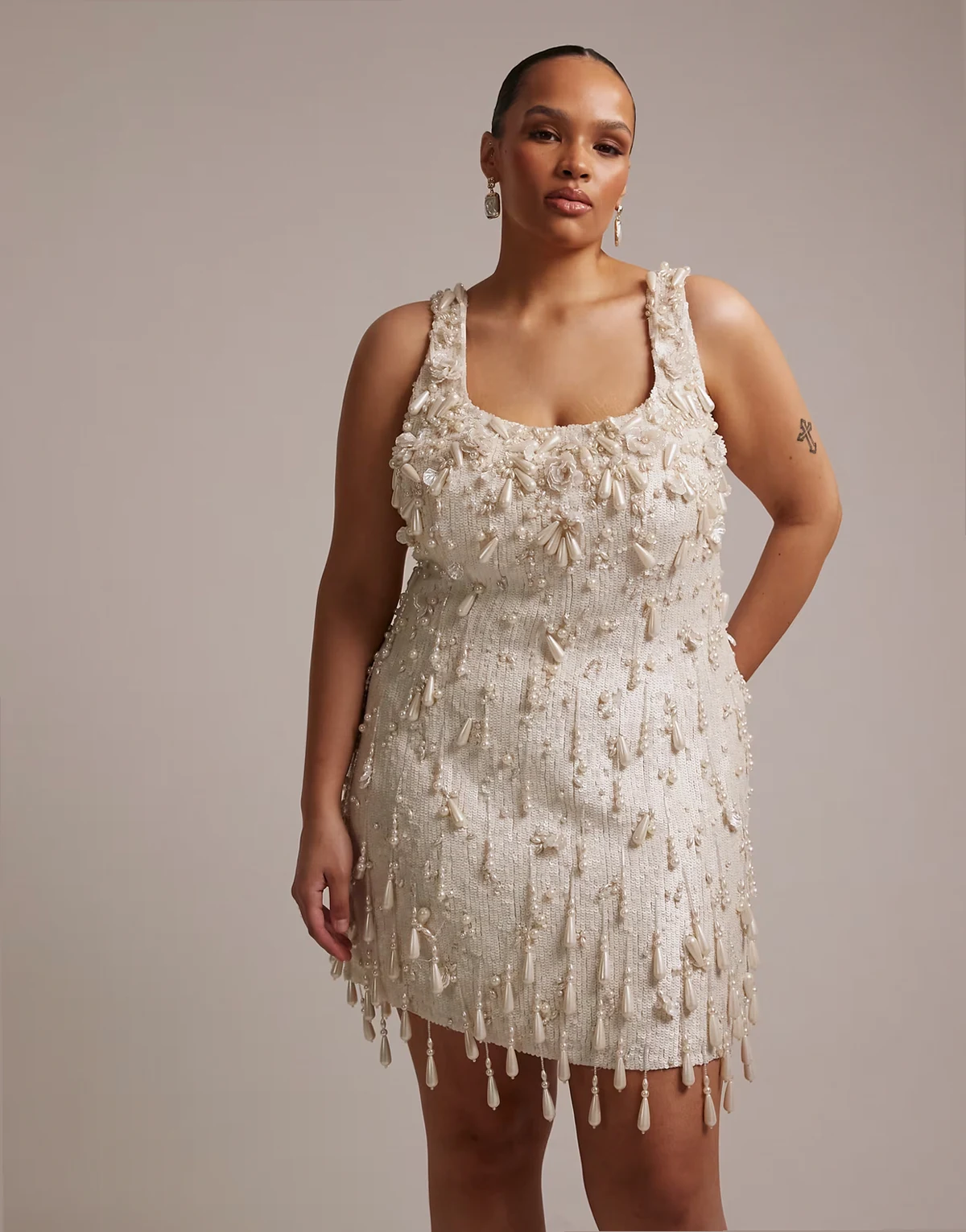 ASOS DESIGN Curve – Zdobiona perełkami sukienka mini w kolorze kości słoniowej