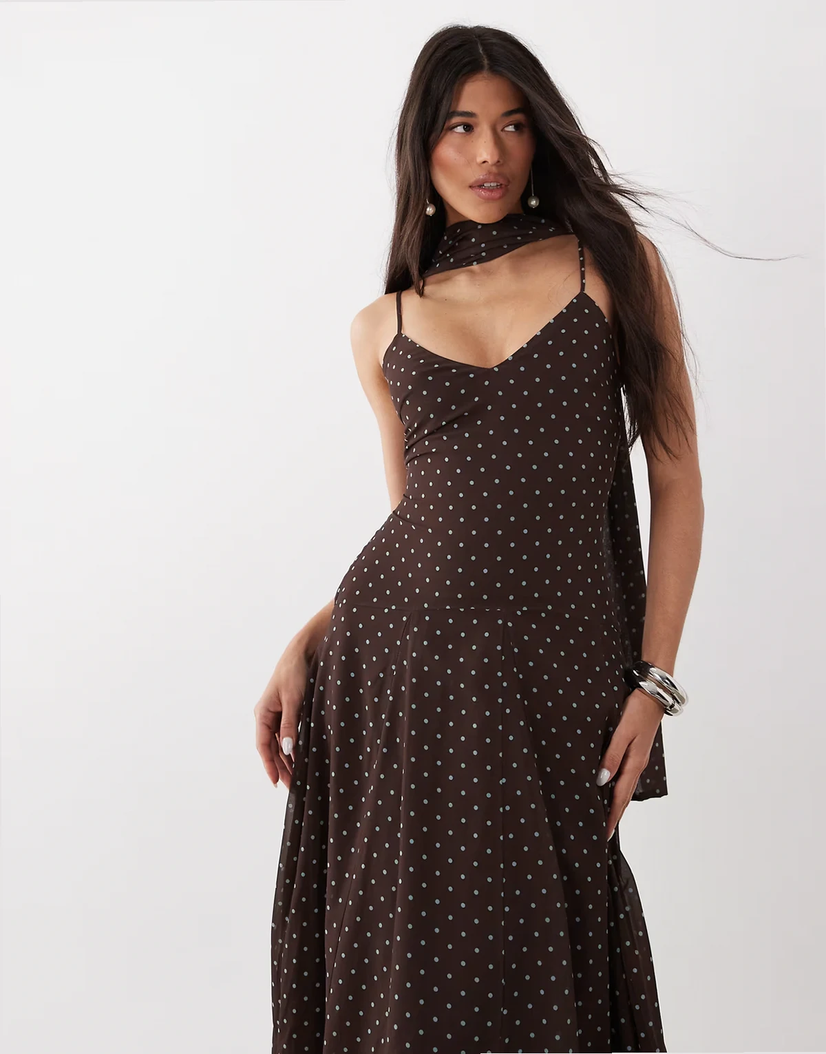 – Maxi-Trägerkleid aus Chiffon in Schokobraun und Blau mit Schaldetail und Polka Dots