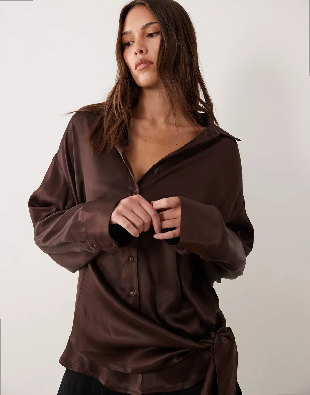 – Relaxed-Fit-Hemd aus Satin in Schokobraun mit seitlicher Schnürung