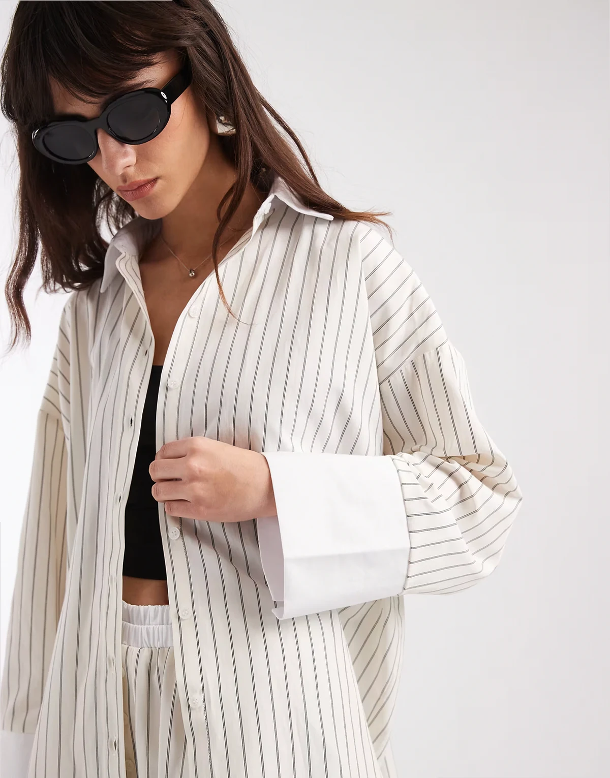 – Oversize-Hemdbluse in gestreiftem Ecru mit farblich abgesetzten Manschetten, Kombiteil