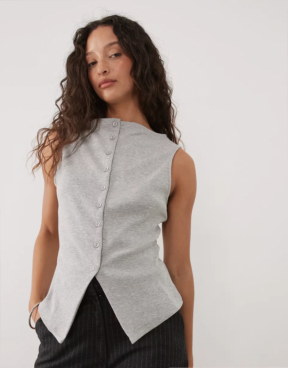 – Geripptes Longline-Tanktop in Grau mit U-Boot-Ausschnitt und durchgehender Knopfleiste