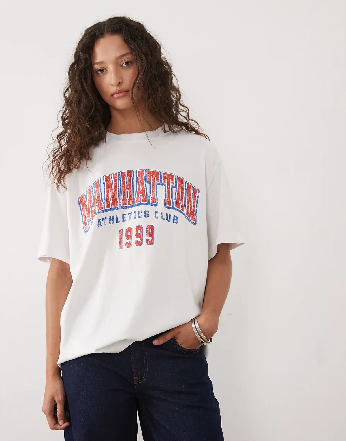 – Oversize-T-Shirt in Weiß und Rot mit „Manhattan Athletics Dept“-Grafik