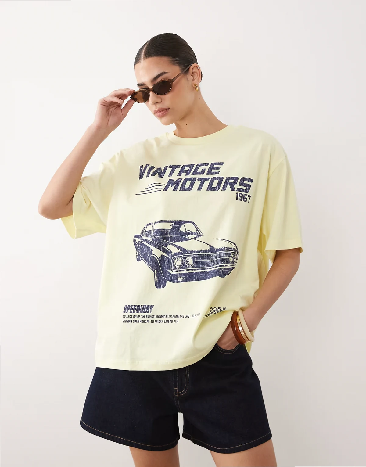 – Oversize-T-Shirt in Buttermilchgelb mit „Vintage-Motors”-Autografik