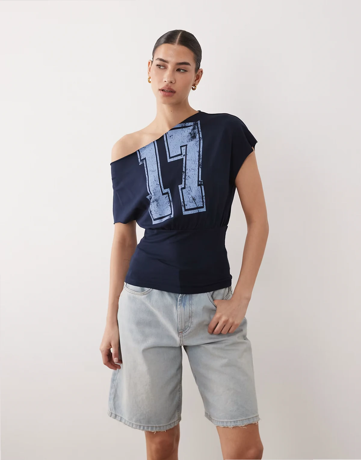 – Schulterfreies, tailliertes T-Shirt in Marineblau mit College-Zahlenprint