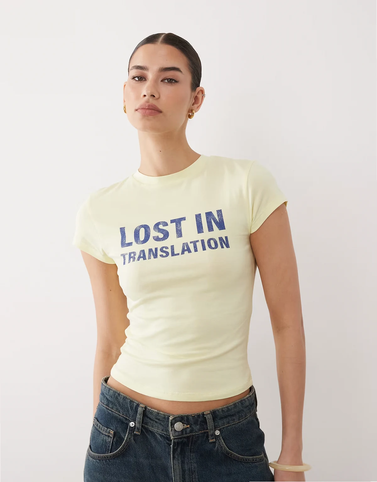 – Knapp geschnittenes T-Shirt in Buttermilchgelb mit „Lost In Translation“-Grafikprint
