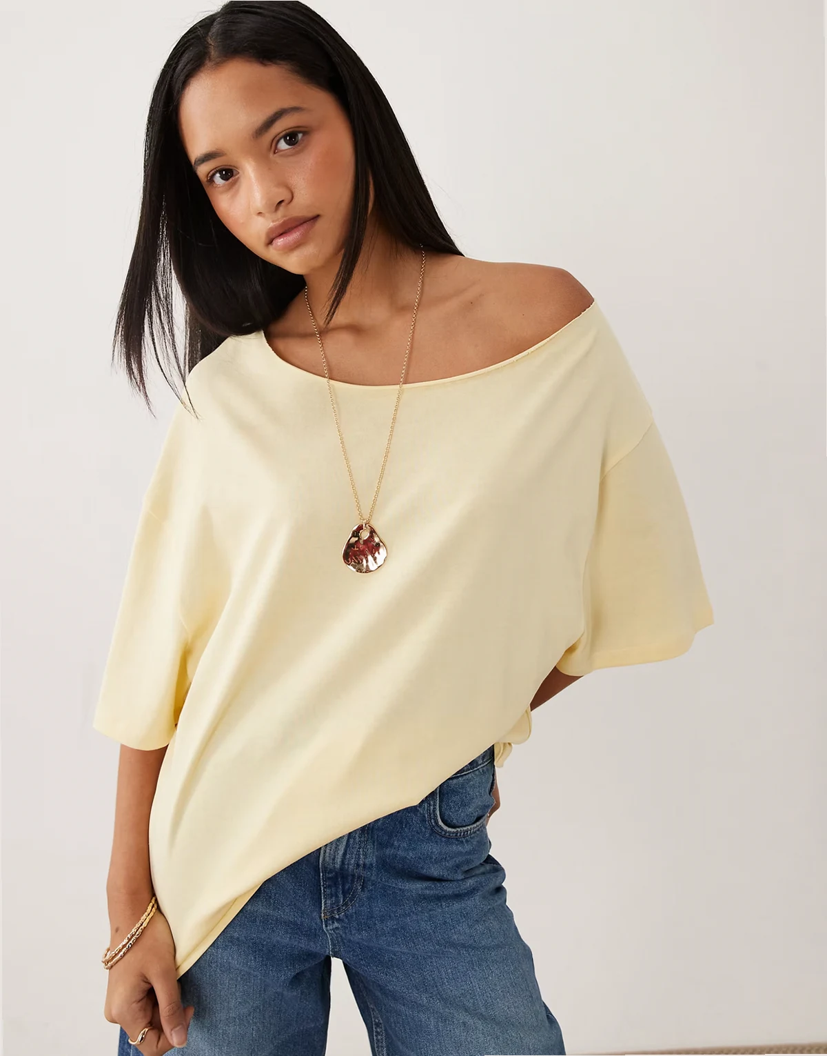 – Schulterfreies, locker sitzendes Oversize-T-Shirt in Buttermilch