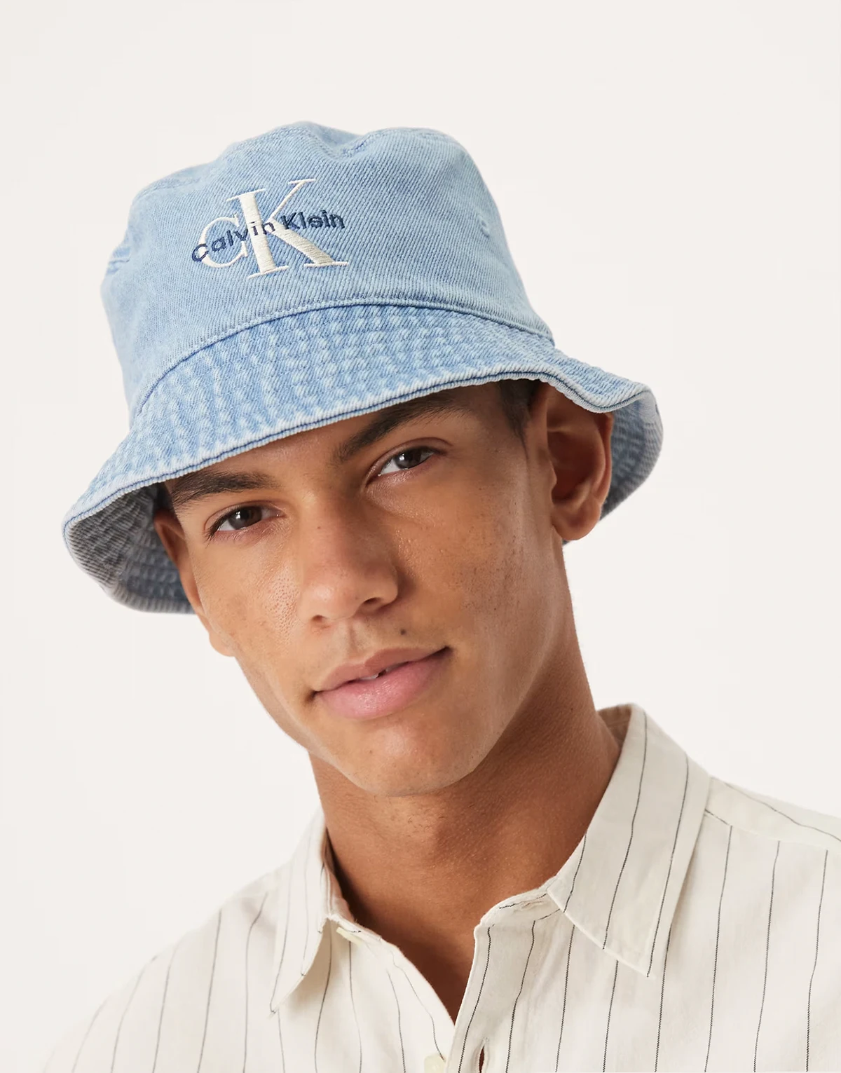 – Jasnoniebieski jeansowy kapelusz typu bucket z haftowanym monogramem logo