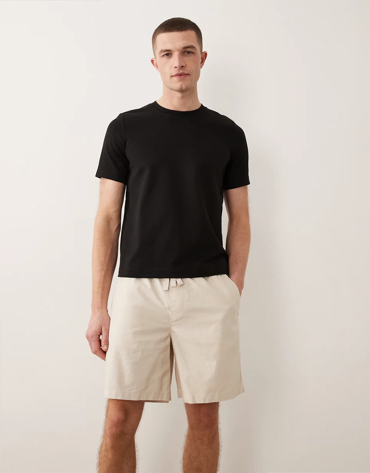 – Mittellange weite Shorts aus Leinenmix in Steinbeige