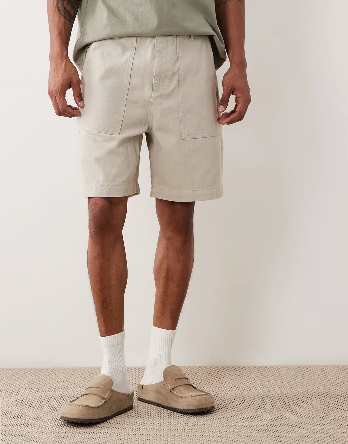 – Mittellange Jorts in Steinbeige mit Taschen im Fatigue-Stil