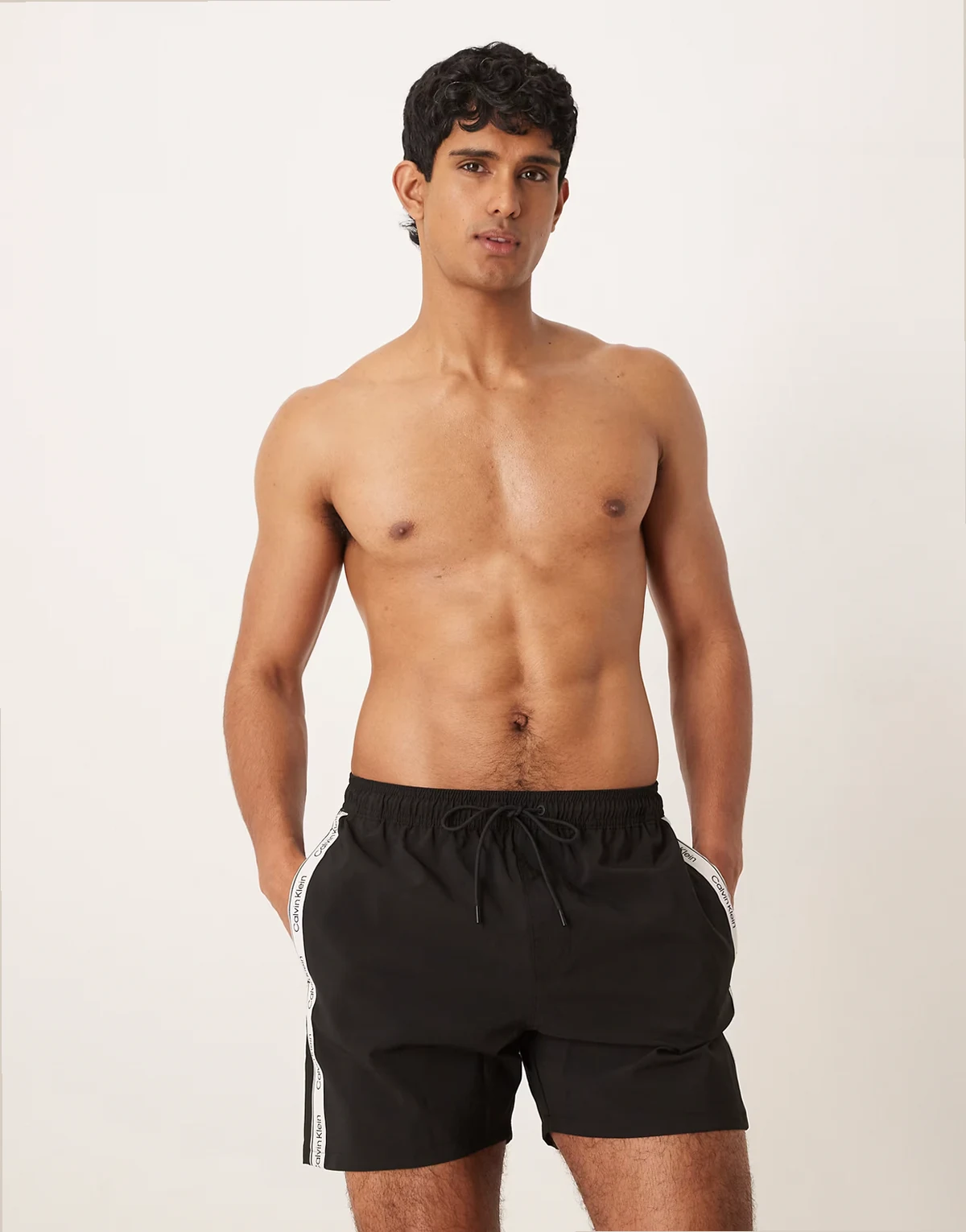 – Badeshorts in Schwarz mit Zierband und Kordelzug