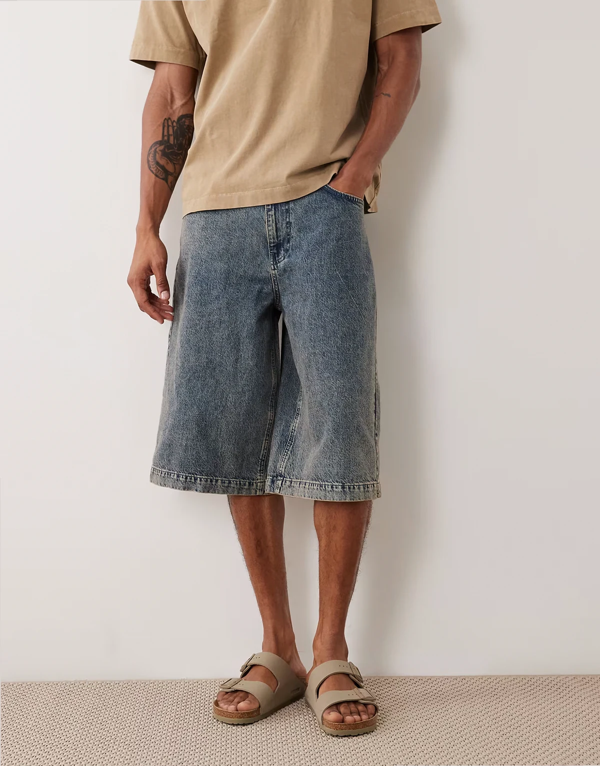 – Länger geschnittene Jeans-Jorts in mittelblauer Waschung mit Farbstich
