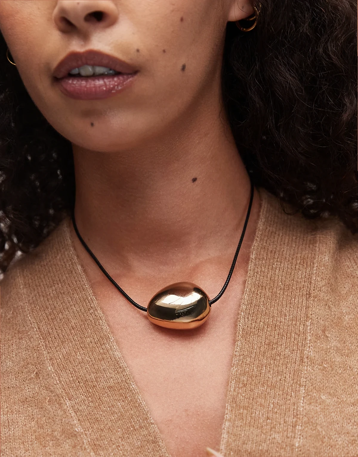 – Kordelkette mit auffälligem Steindetail