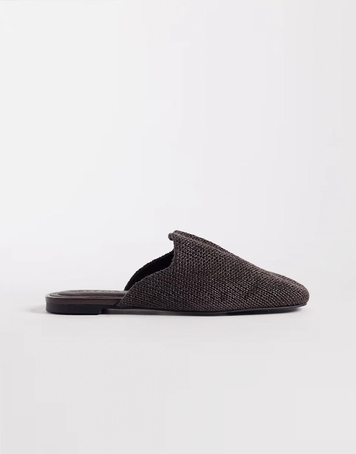 – Mimic – Flache Mules aus Bast in Braun