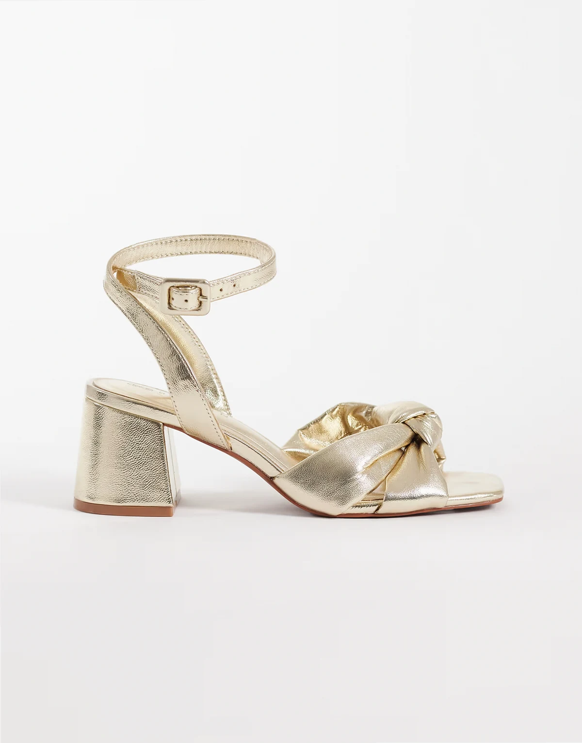 – Hugo – Sandaletten in warmem Gold mit Knotendetail und mittelhohem Blockabsatz