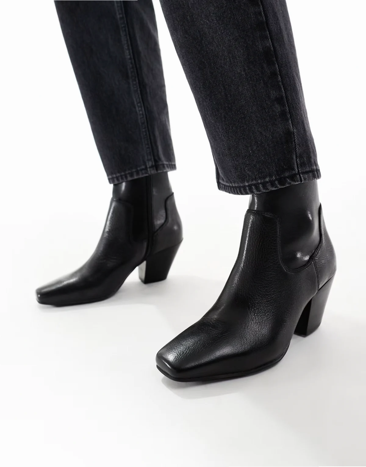 – Adwaodith – Ankle-Boots aus Leder in Schwarz mit niedrigem Absatz