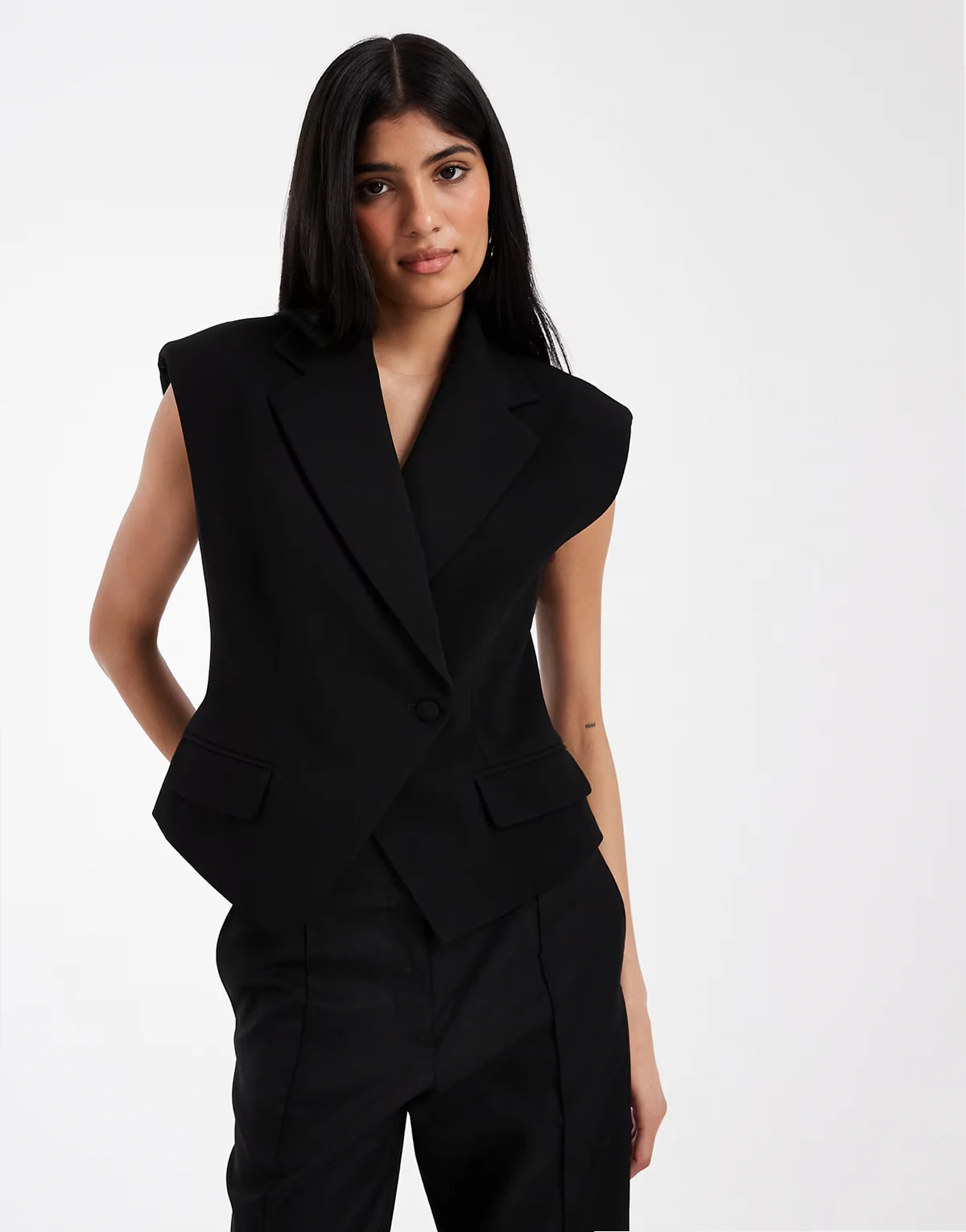 – Czarna zbierana w talii elegancka kamizelka
