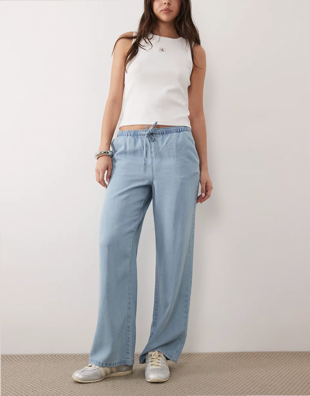 – Mira – Schlupfjeans aus hellblauem Denim mit mittelhohem Bund und weitem Bein