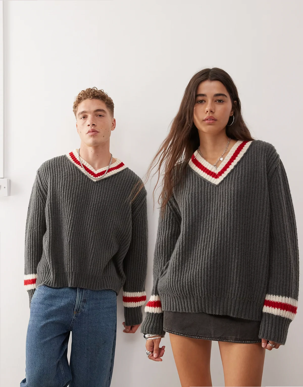 Unisex knitted v neck sweater in gray with red detail