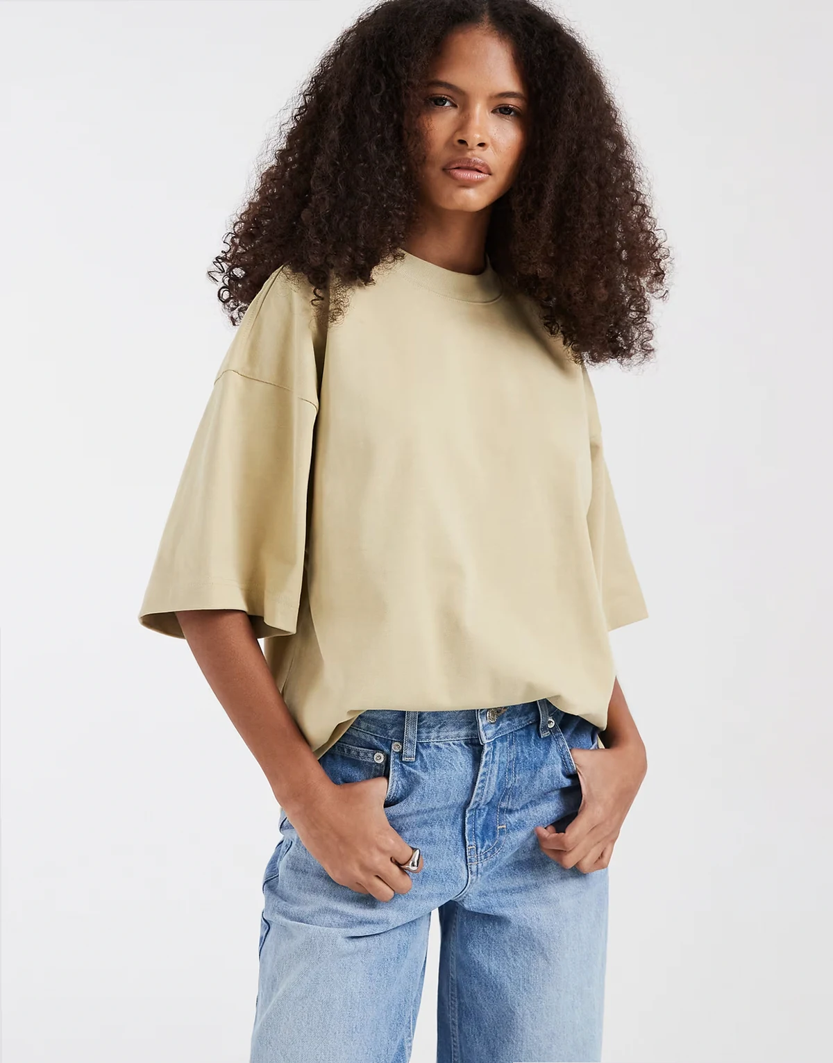 – Gruby T-shirt oversize z obniżoną linią ramion w beżowym odcieniu khaki
