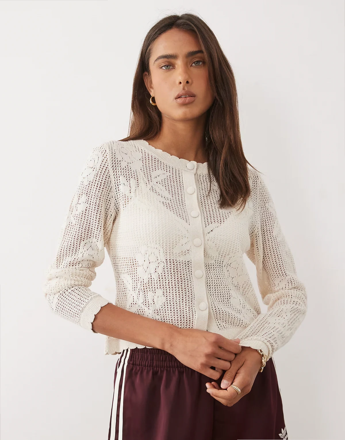 – Strickjacke aus transparenter Spitze in Ecru mit Blumenmuster