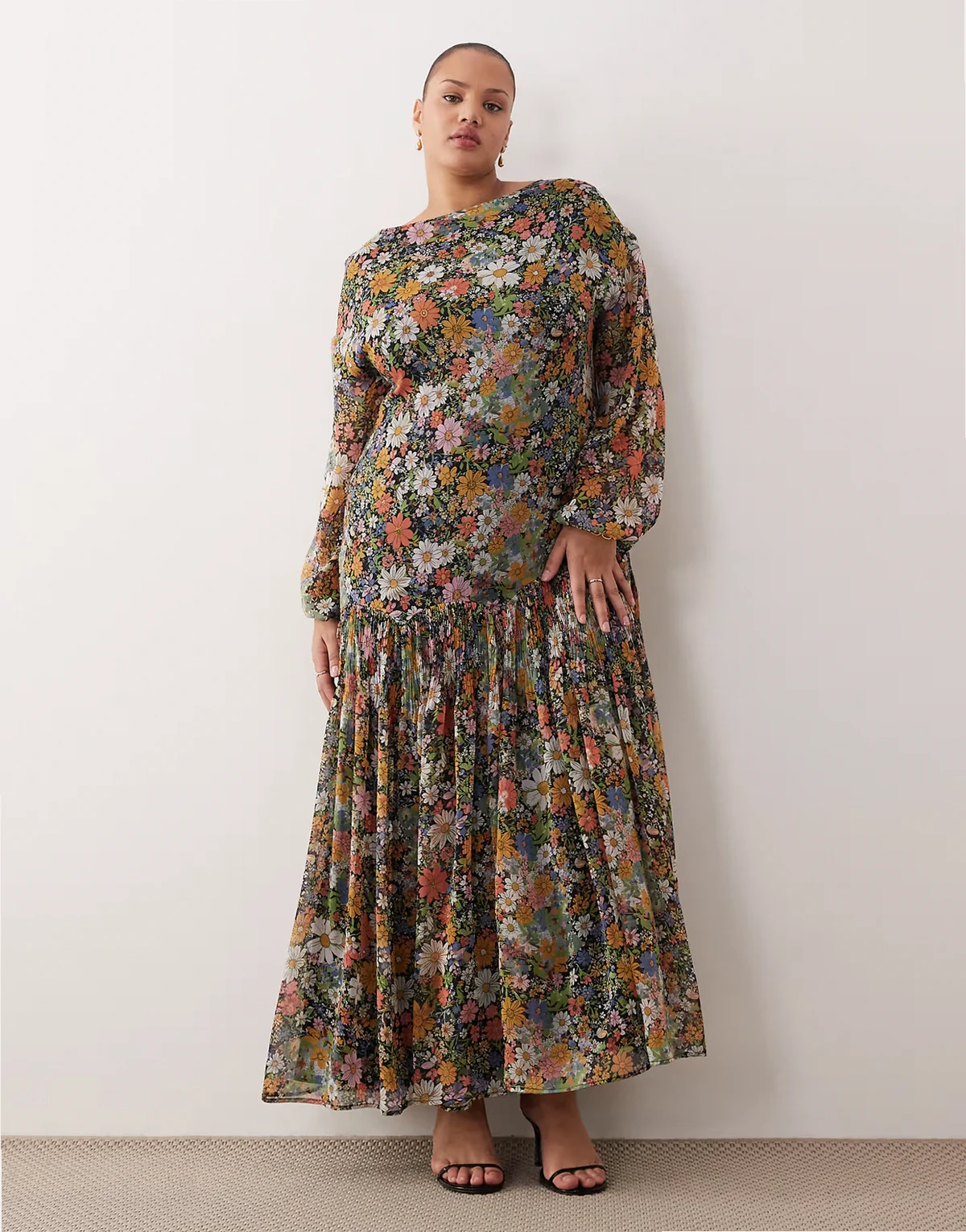 ASOS DESIGN Curve – Chiffon-Maxikleid in Schwarz mit Blumenmuster, U-Boot-Ausschnitt und Godet-Detail