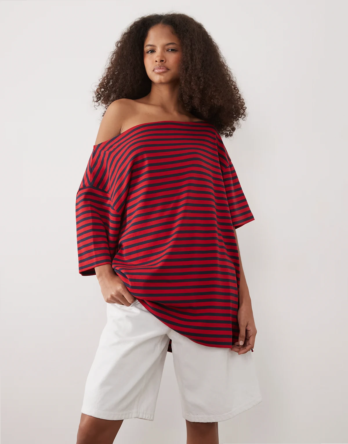 – Schulterfreies T-Shirt mit marineblauen Streifen