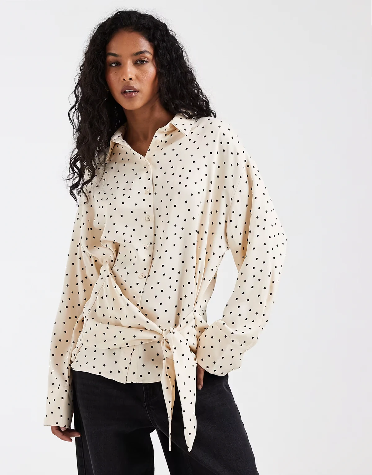 – Oversize-Hemdbluse aus Satin in gepunktetem Buttermilchgelb mit Schaldetail, Kombiteil