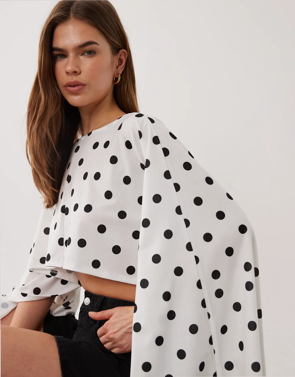 – Jersey-Oberteil im Cape-Stil in Weiß mit Polka Dots