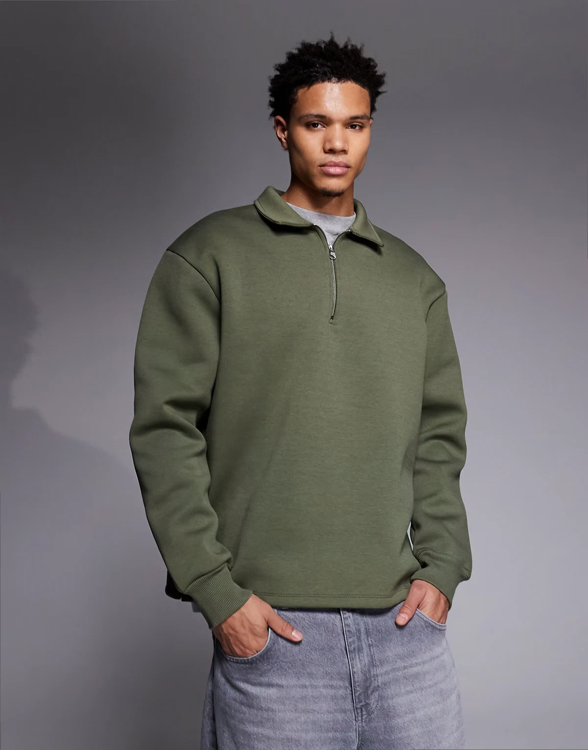 – Bluza oversize z zamkiem pod szyją, kołnierzykiem i bez ściągacza na dole w kolorze khaki