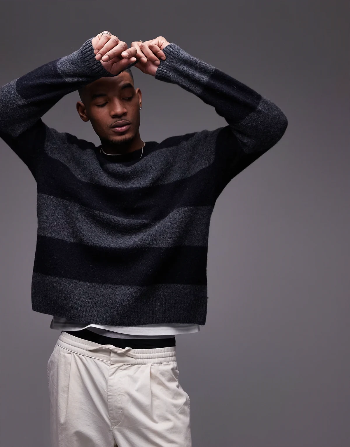 – Gestreiftes Sweatshirt aus Wollmix in Schwarz und Anthrazit