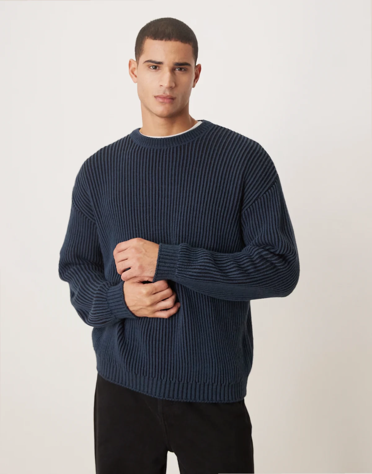– Langärmliger, gerippter Relaxed-Fit-Strickpullover in Marineblau mit Rundhalsausschnitt