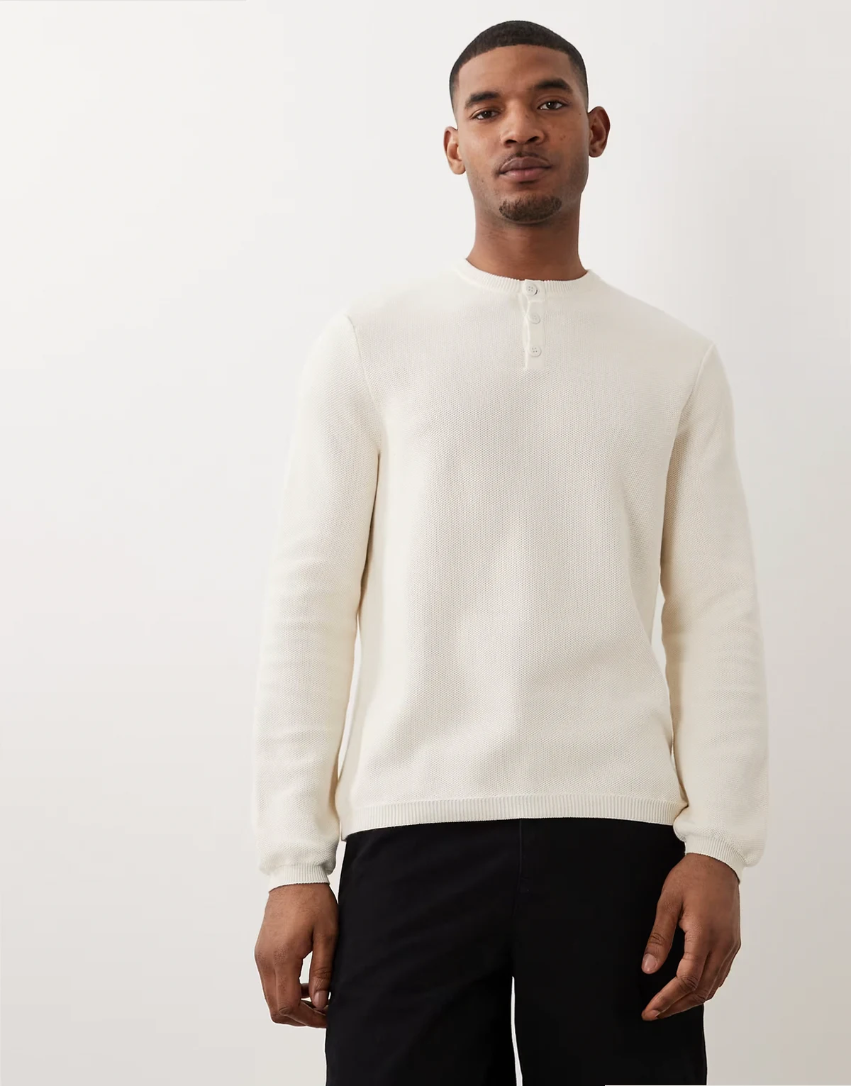 – Locker geschnittener Henley-Strickpullover in Ecru