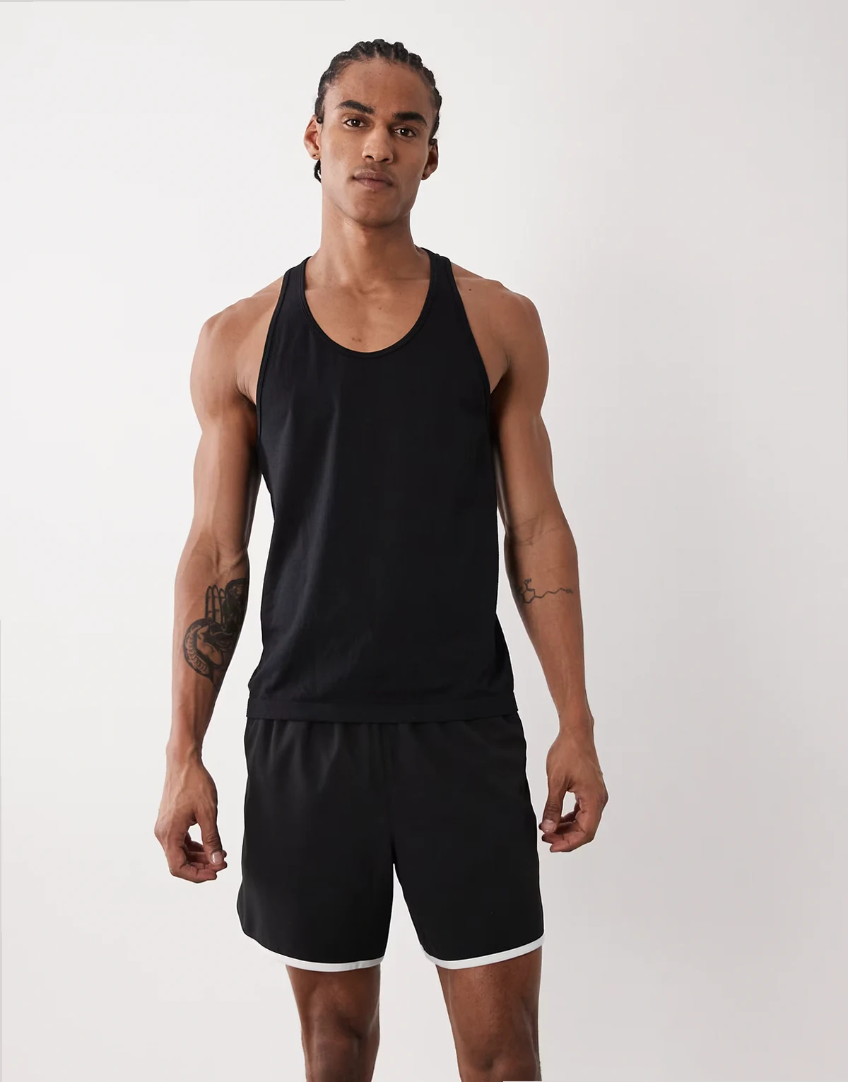 – Retro-Sprinter-Shorts aus Webstoff in Schwarz mit seitlichem Streifen und Reißverschlusstaschen, 13 cm Schrittlänge