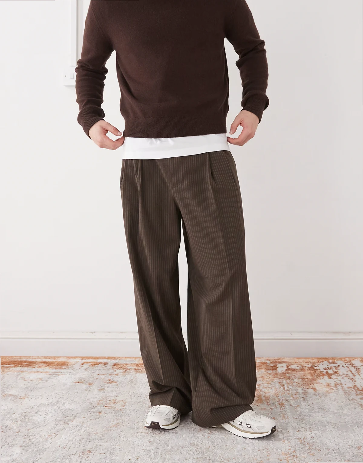 – Brązowe eleganckie spodnie oversize w prążki