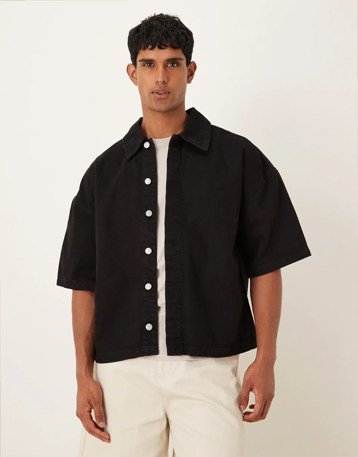 – Kastiges, kurzärmliges Oversize-Jeanshemd in Schwarz