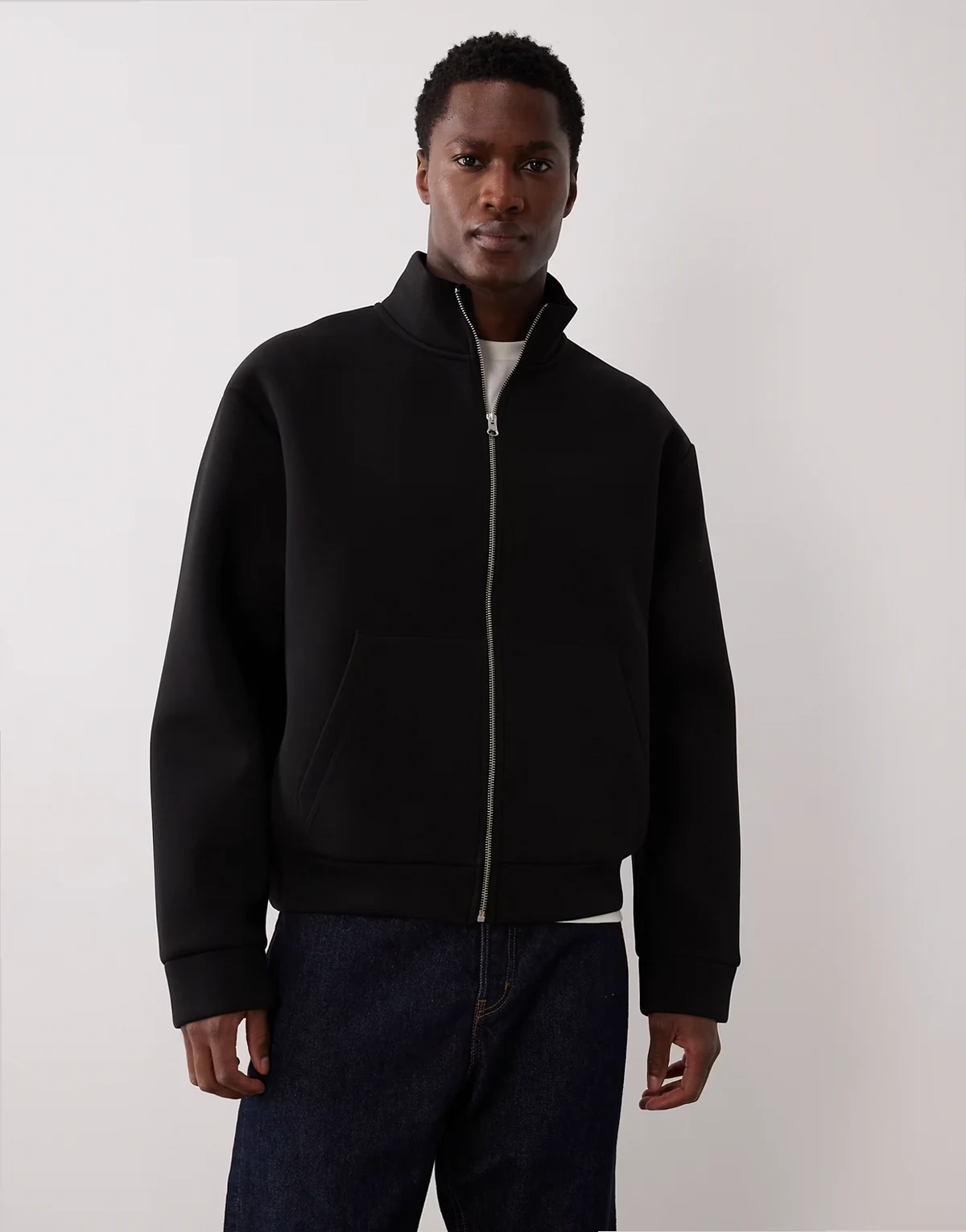 – Relaxed-Fit-Jacke aus schwerem Material in Neoprenoptik in Schwarz mit Reißverschluss