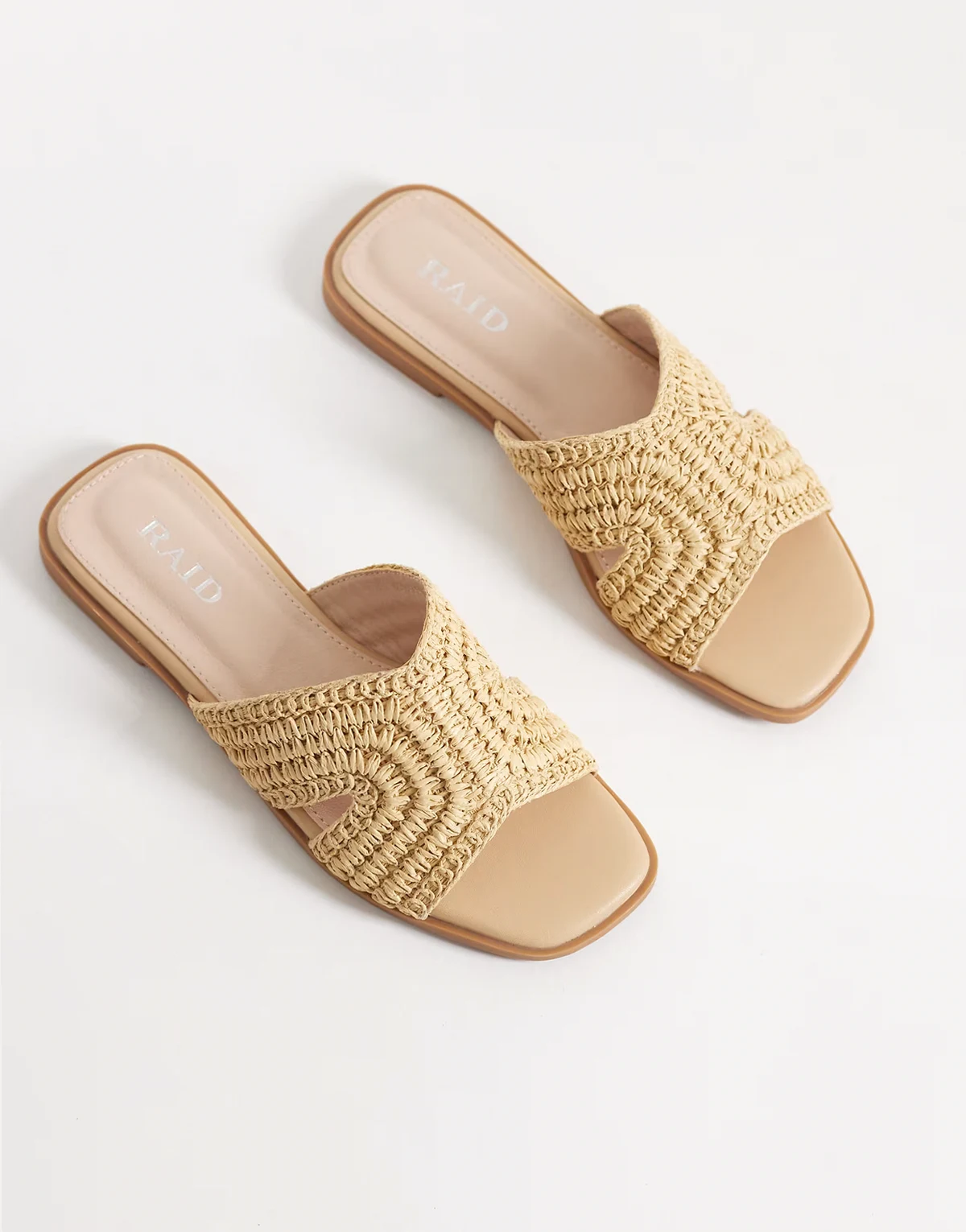 – Coraline – Flache Slider-Sandalen aus Bast in Kamelbraun