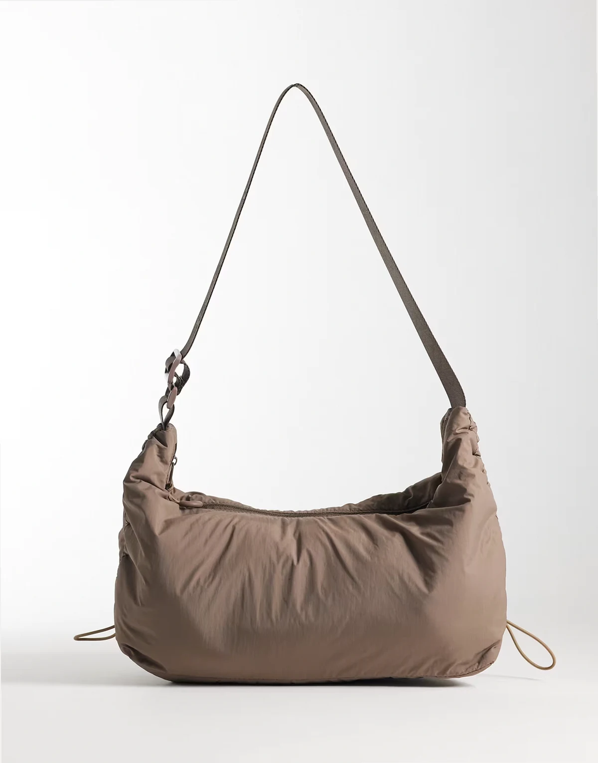 woven padded ruched side shoulder studio gym bag in fawn