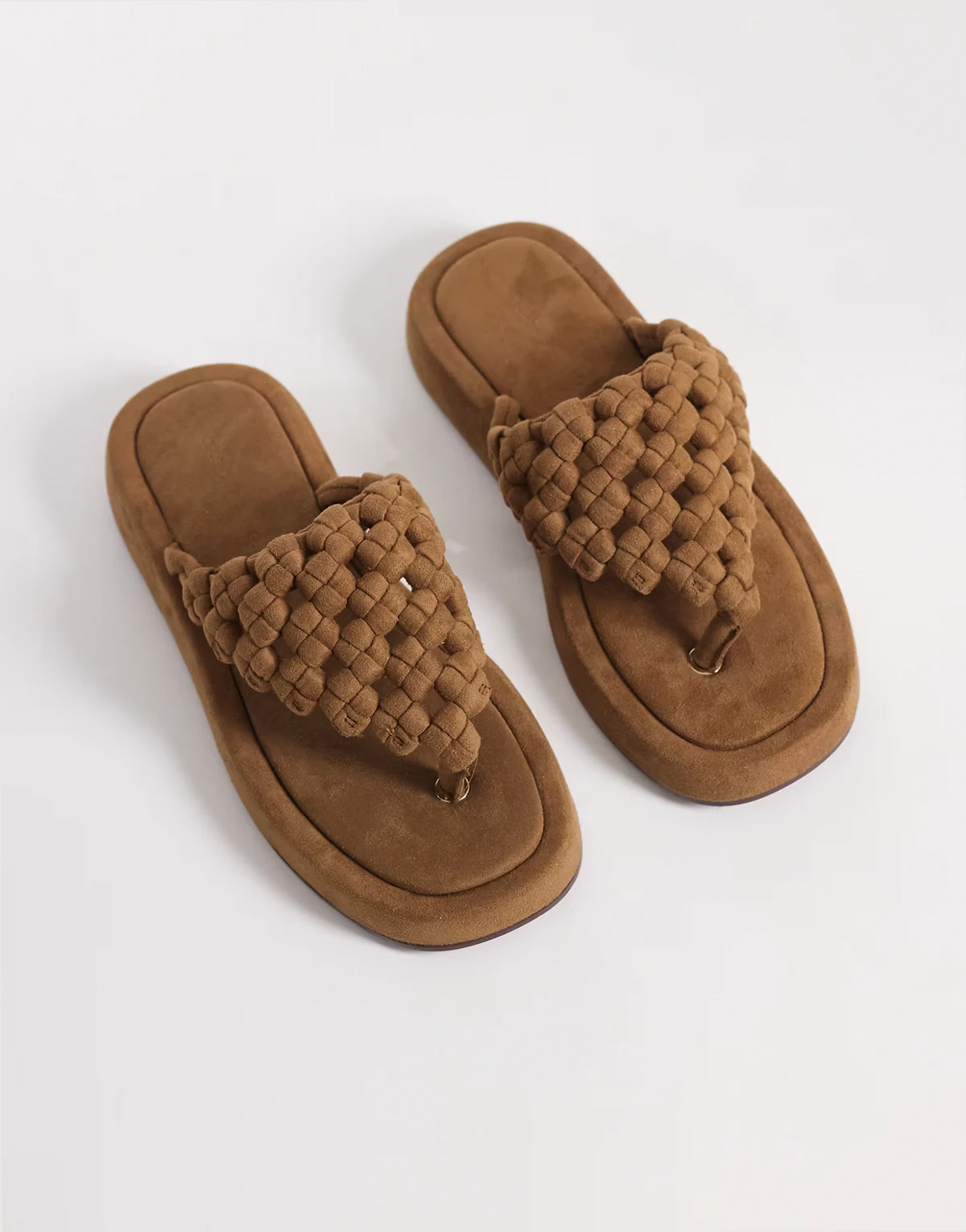 – Frederick – Sandalen in Sandbeige mit flacher Plateausohle und grobmaschigem Flechtdesign