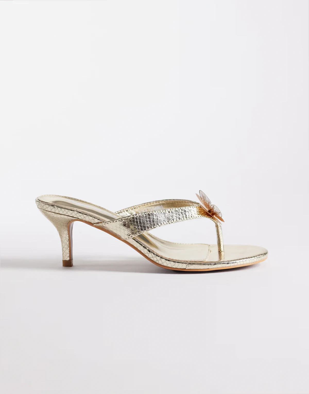 – Zehensteg-Sandaletten in Gold mit Kitten-Absatz und Schmetterling, weite Passform