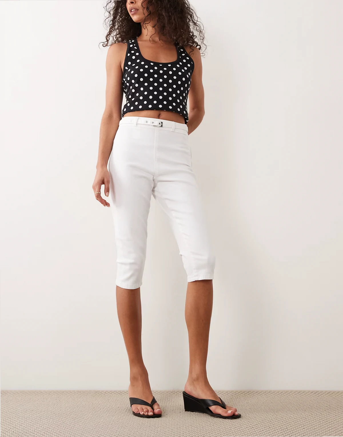 – Białe jeansy capri z paskiem