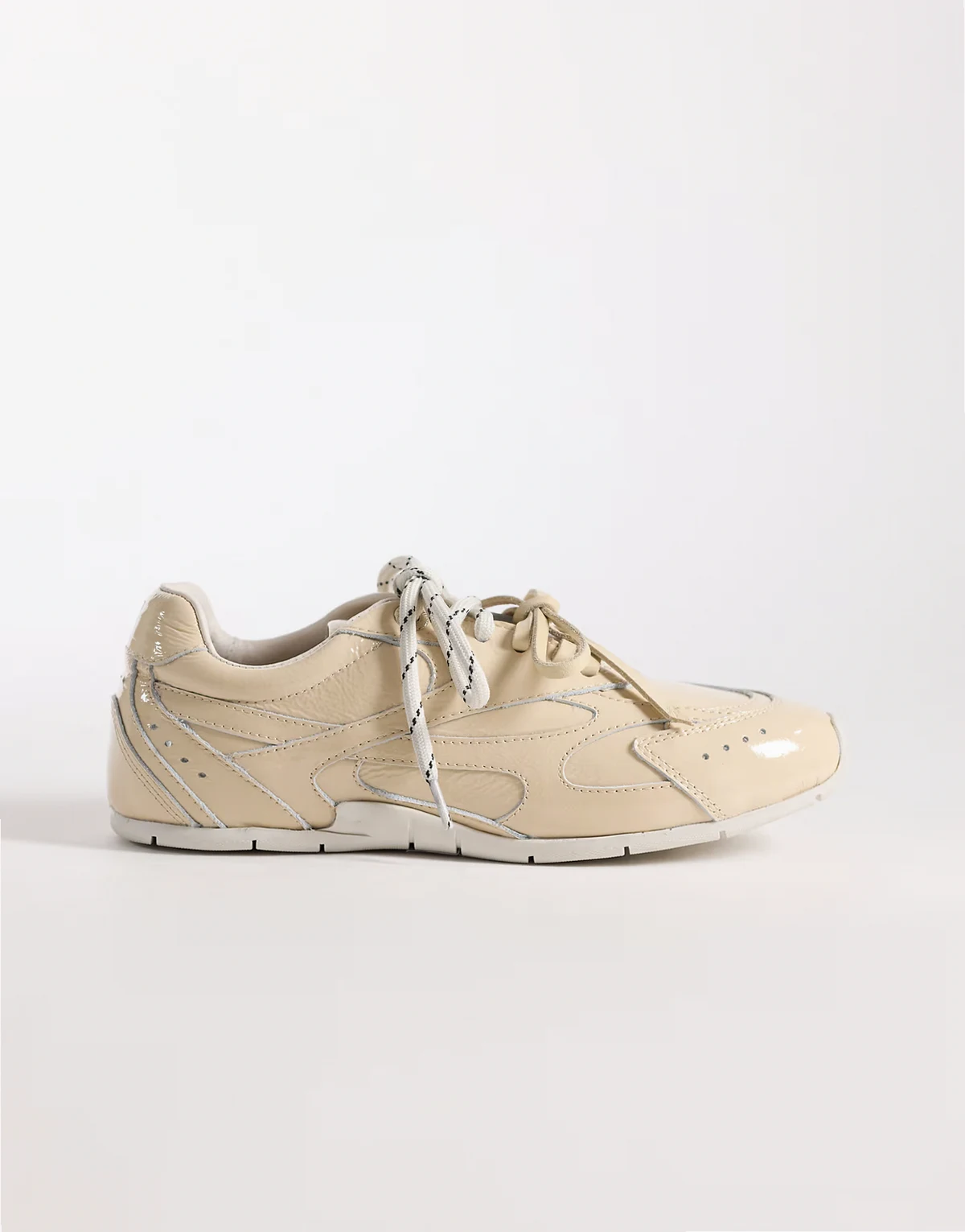 – Myr-aa – Sneaker in buttergelber Lackoptik