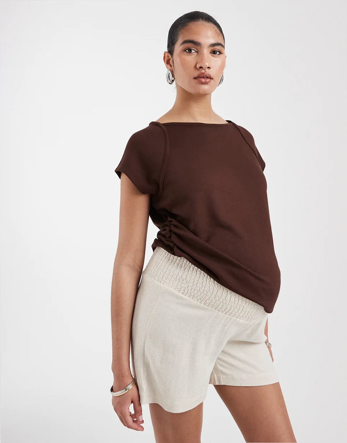 ONLY – Umstands-Shorts aus Leinenmix in Beige mit elastischem Bund