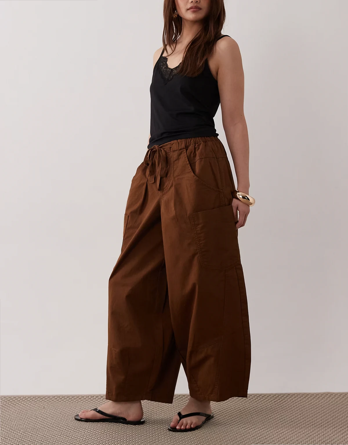 ASOS DESIGN Petite – Barrel-Schlupfhose in Schokobraun