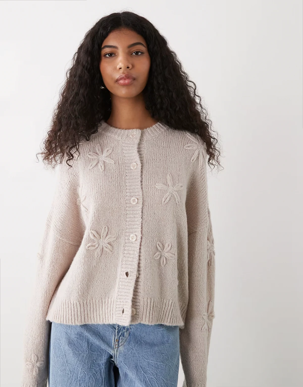 – Kastige Strickjacke in Cremeweiß mit 3D-Blumen und Häkeldesign