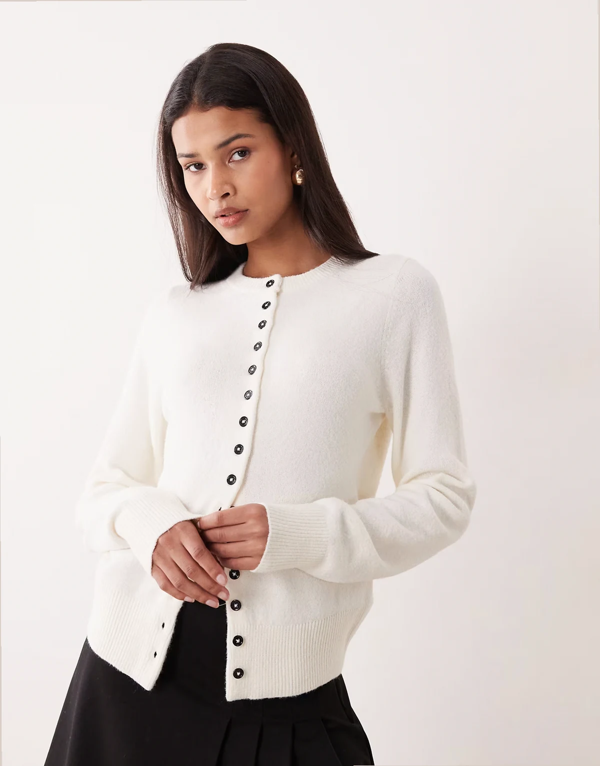 – Figurbetonte Strickjacke in Creme